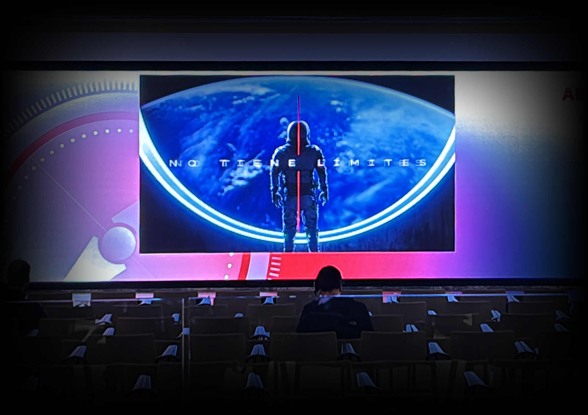 Los 5 errores más comunes al contratar talento para un evento corporativo (y cómo evitarlos a tiempo)