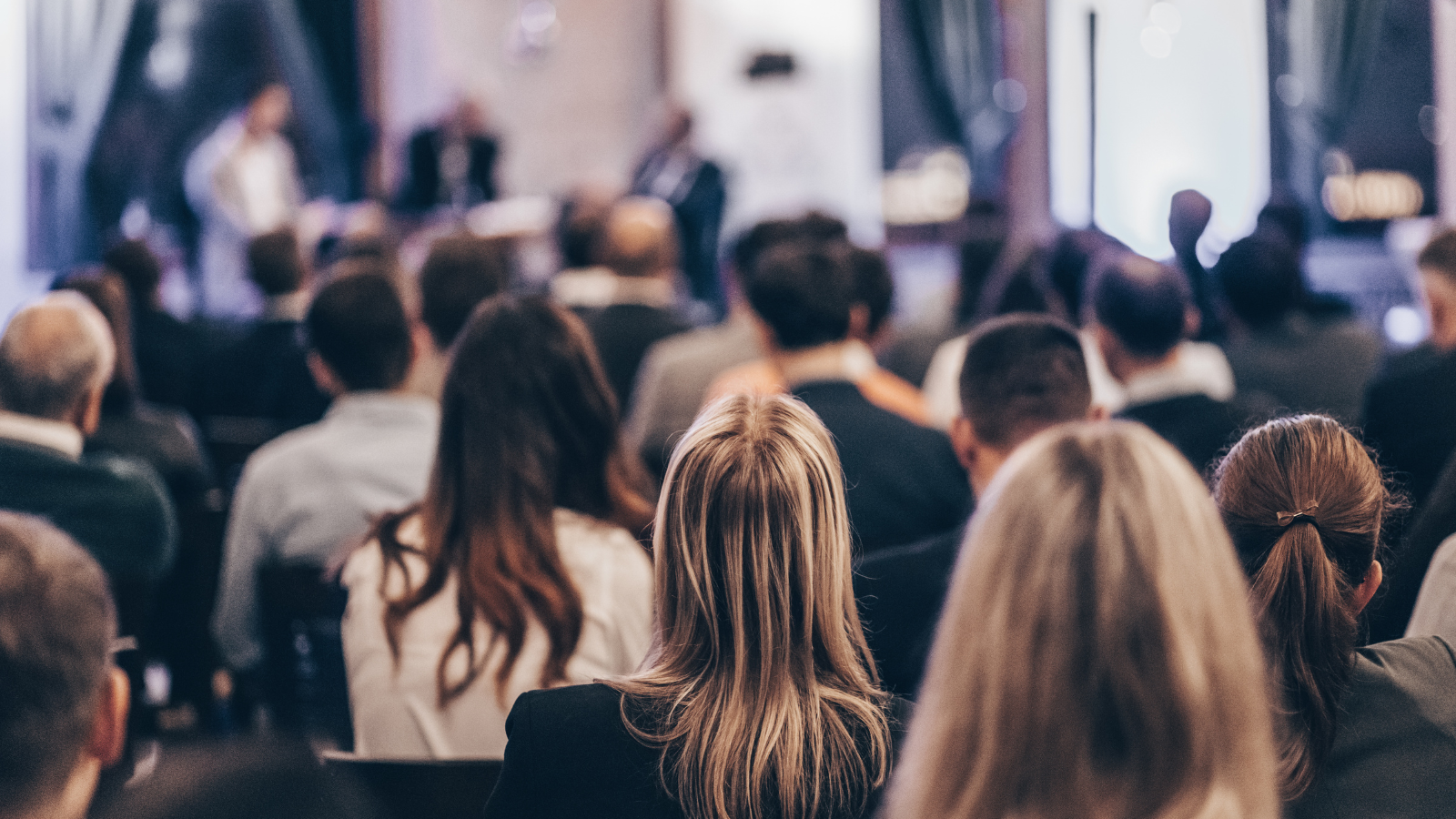 Conferenciante, presentador o experiencia: qué elegir según tu evento